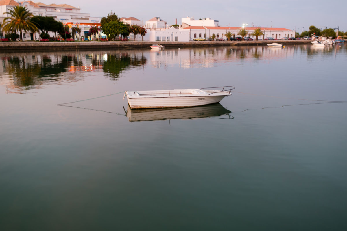 Algarve Boot im sonnenuntergang