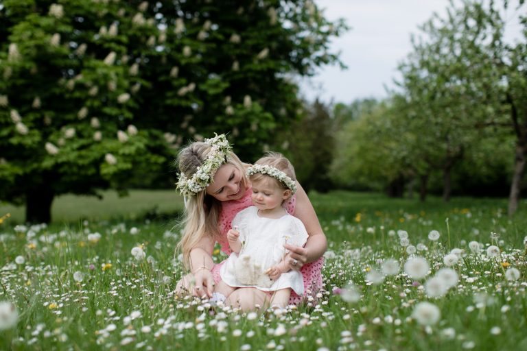 Mutter-Tochter Fotoshooting mit Blumenkranz – Kinderfotograf Ulm